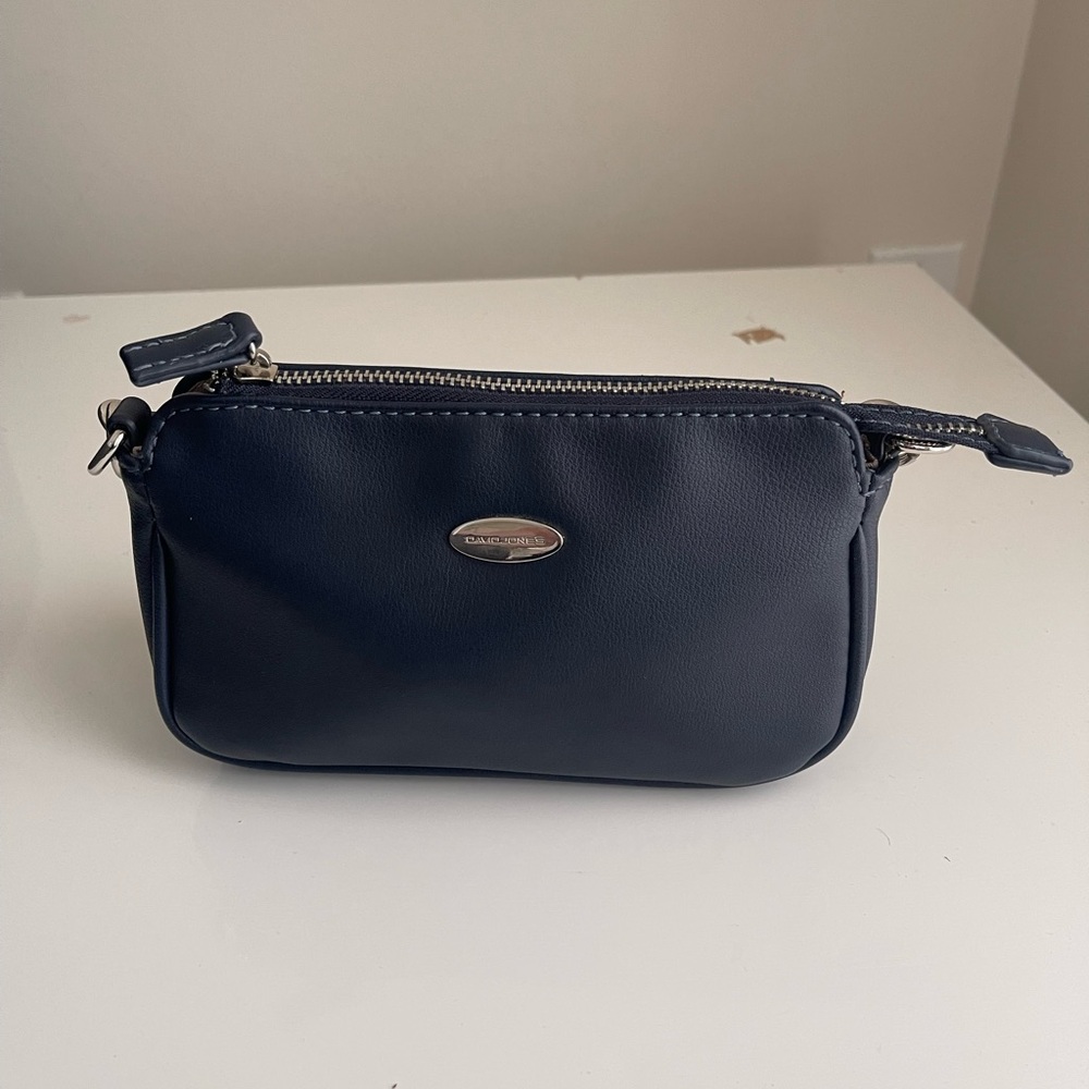 david jones clutch,bleu in great condition.